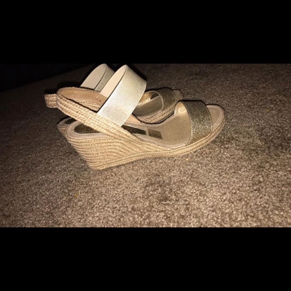 Andre Assous wedge sandals. Gold - Picture 3 of 4